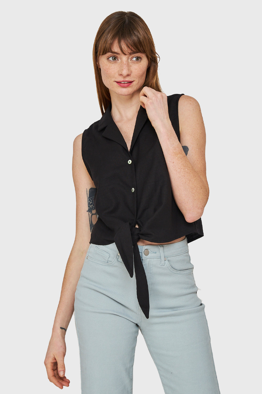 Blusa Cuello Camisero y Nudo Negro