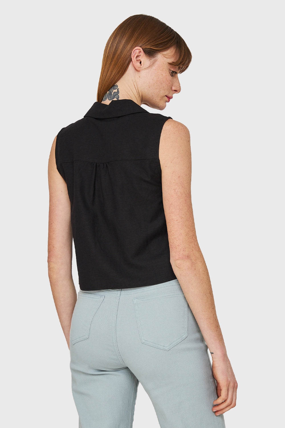 Blusa Cuello Camisero y Nudo Negro