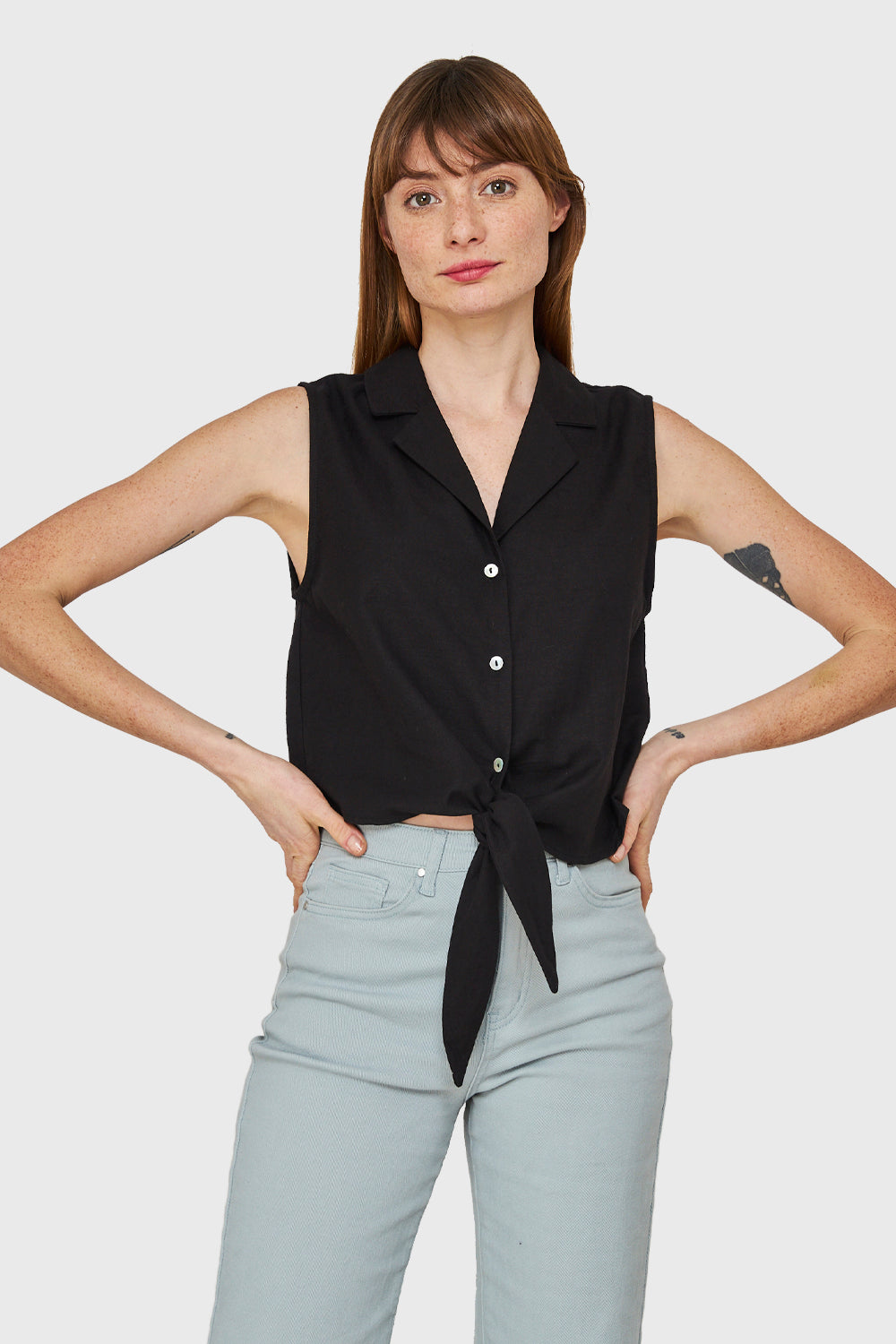 Blusa Cuello Camisero y Nudo Negro