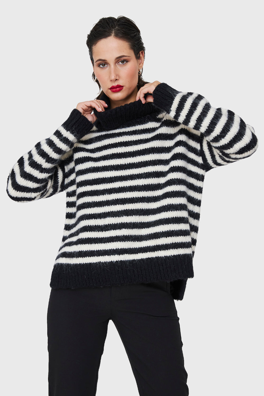 Sweater Holgado Rayado Cuello Alto Negro