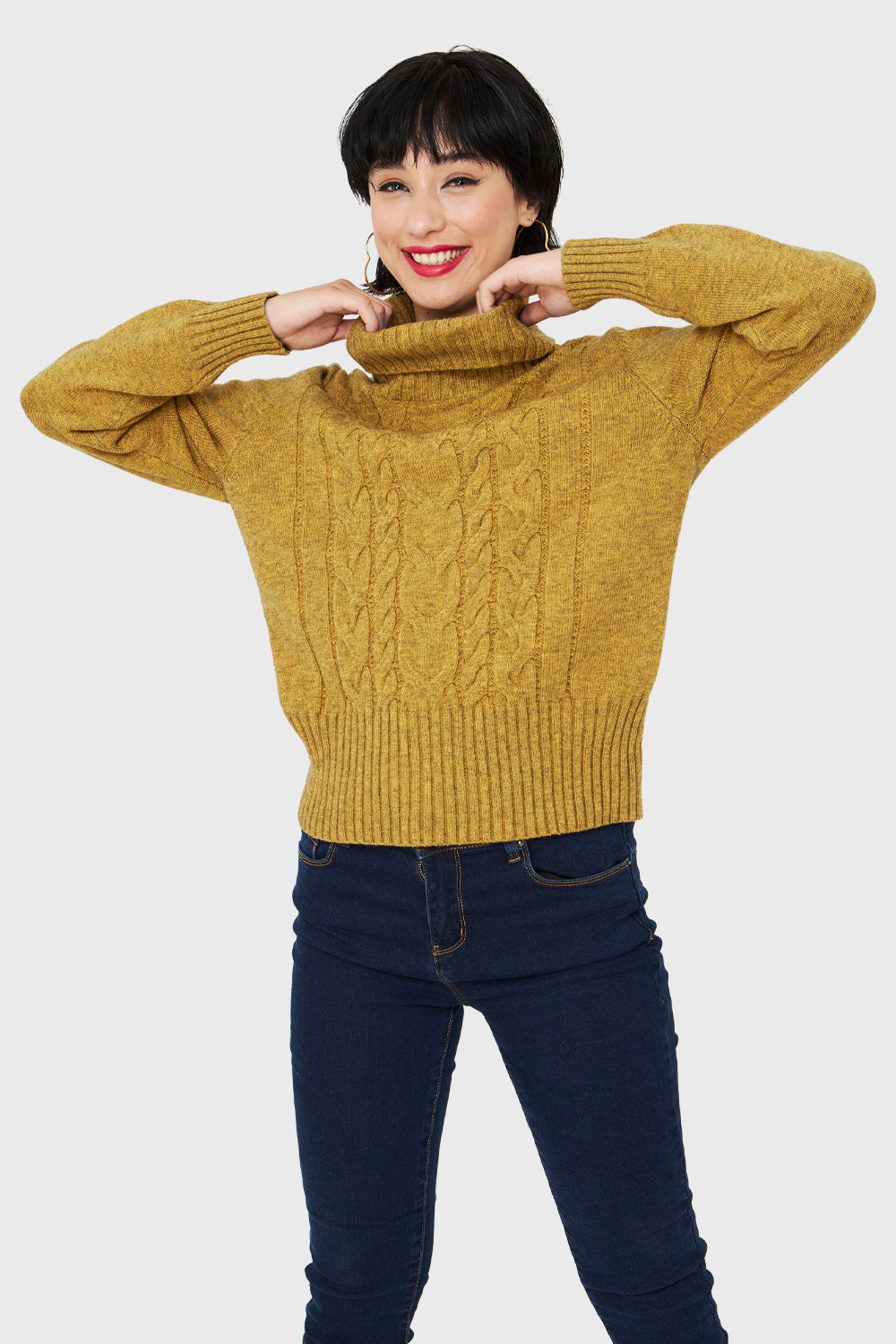 Sweater Cuello Alto Trenzas Mostaza